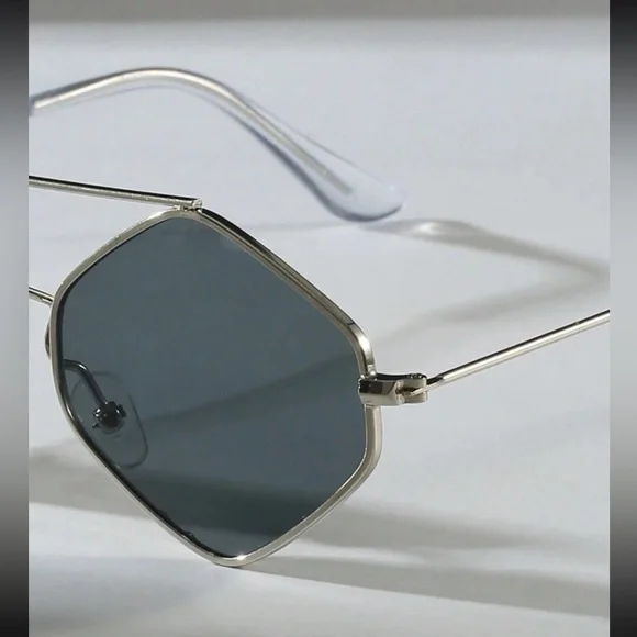 NEW Diamond Shape Brow Bar Silver Metal Sunglasses with Grey Lens OS - Picture 5 of 6